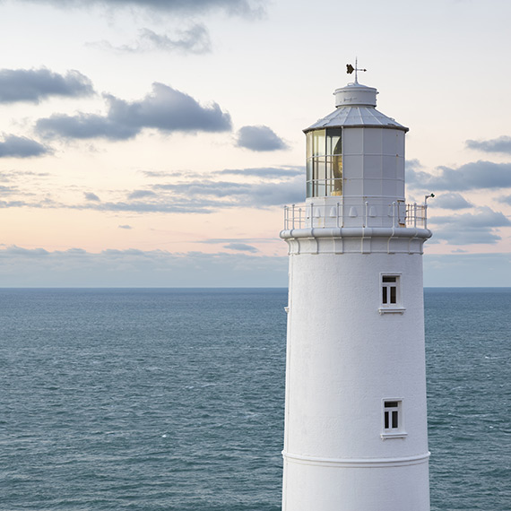 Spirituelle Energie: Ein weißer Leuchtturm vor dem offenen Meer