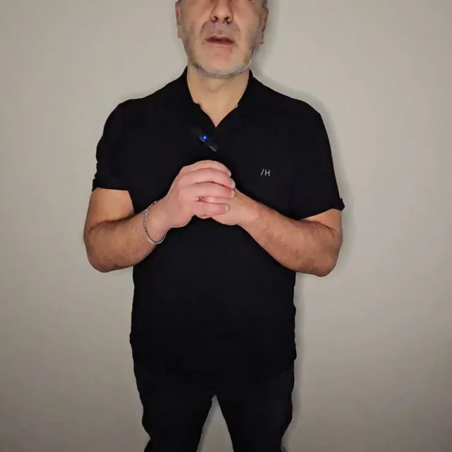 In der Krise zur Klarheit: Transformation – Schwäche zu Stärke transformieren

Psychologische Studien zur Selbstbestimmung zeigen: Wenn Menschen selbstbestimmter handeln können, fällt es leichter, sich zu konzentrieren und dranzubleiben. Ich nenne das – wie bei Maslow – Selbstverwirklichung: das eigene Potenzial leben.
Ich merke mir das so: Selbst – wirken – Klarheit.
Und dann erzähle ich dir eine echte Szene aus meiner Krise: Ich klappe den Laptop auf, schalte ihn ein – und nichts kann ich sehen. Frust. Zweifel. Kopfkino.
Bis eine Leitidee auftaucht: „Entwickle ein System, das deine Mobilität verbessert.“
Ab da verändert sich alles: Energie, Fokus, Flow. Genau das ist Transformation – so kannst du Schwäche zu Stärke transformieren, wenn du Aufgaben wieder mit Klarheit und Sinn verbindest.
Frage an dich und dein Team: Wann könnt ihr euch wirklich konzentrieren – im Zweifelsspirale oder in der Klarheit?

Hashtags
#Fokus #Konzentration #Produktivität #Umsetzung #TeamPerformance #Selbstverwirklichung #Selbstbestimmung #Klarheit #Entscheidungen