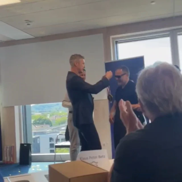Vom Verlust zur Stärke: Eine andere Perspektive auf die Krise

Am Wochenende durfte ich mit meiner Keynote „Wenn Krise sich zur stärksten Kraft transformiert“ den 2. Platz beim European Speaker Award 2026 gewinnen.
Für mich ist diese Auszeichnung mehr als ein Preis. Sie steht für eine Botschaft, die gerade in dieser Zeit viele Menschen, Teams und Unternehmen bewegt:
Krisen verändern unseren Blick.
Sie fordern uns heraus.
Und manchmal zeigen sie uns genau dort neue Kraft, wo wir sie am wenigsten erwarten.
Danke an die Jury, das Publikum und alle, die diesen besonderen Moment möglich gemacht haben.

Hashtags
#EuropeanSpeakerAward2026
#KeynoteSpeaker
#HakanCalim
#KriseUndTransformation
#Transformation
#Speaker
#KriseAlsKraft
#Orientierung
#InnereStaerke
