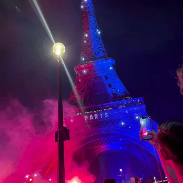 Paris, mon amour

Paris, mon amour!
Manchmal braucht es keinen großen Plan.
Nur eine Stadt voller Leben, schöne Momente, ein bisschen Humor — und die Bereitschaft, sich treiben zu lassen.
Paris hat mir genau das geschenkt:
beeindruckende Sehenswürdigkeiten, viele lustige Situationen, gute Energie und das Gefühl, einfach mal durchzuatmen.
Zwischen Eiffelturm, Straßen voller Geschichten und kleinen Momenten zum Lachen habe ich gemerkt: Erholung bedeutet für mich nicht Stillstand. Erholung bedeutet, wieder Leichtigkeit zu spüren, neue Eindrücke aufzunehmen und das Leben mit allen Sinnen zu genießen.
Dieses Video ist ein kleiner Einblick in meine Zeit in Paris — mit viel Spaß, guter Laune und ganz viel „mon amour“.

Hashtags
#ParisMonAmour #Paris #Lebensfreude #Erholung #Frankreich #GuteLaune #BlindUndStark #Orientierung