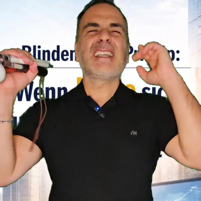 Ich bringe meine Krise mit. Kommt ihr auch?
Hakan live 20. Oktober WEIT.VORN, Kassel

Ich bringe meine Krise mit. Kommt ihr auch nach Kassel „Nacht der Redner“?
Ich möchte mit euch lachen, euch berühren und Mut machen – ohne die schweren Momente schönzureden.
Kommt am 20. Oktober ins WEIT.VORN nach Kassel und erlebt mein Blindenstock-Prinzip live.
Ich verlose 10 Eintrittskarten! Schickt mir zur Teilnahme eine Nachricht mit dem Stichwort „Blindenstock-Prinzip Kassel“.

Hashtags
#BlindenstockPrinzip #Keynote #Kassel #Krise #Orientierung #Transformation #NachtDerRedner